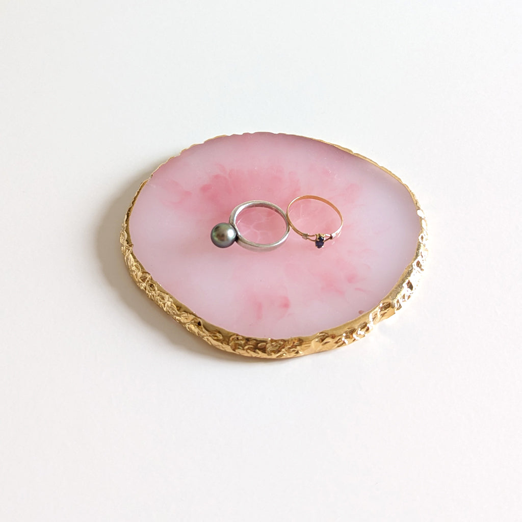 https://cdn.shopify.com/s/files/1/0531/9711/1483/files/petit-plateau-a-bijoux-resine-rose.jpg?v=1718971610