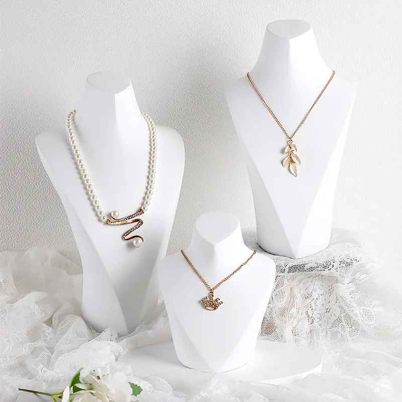 Présentoir collier Blanc en cuir
