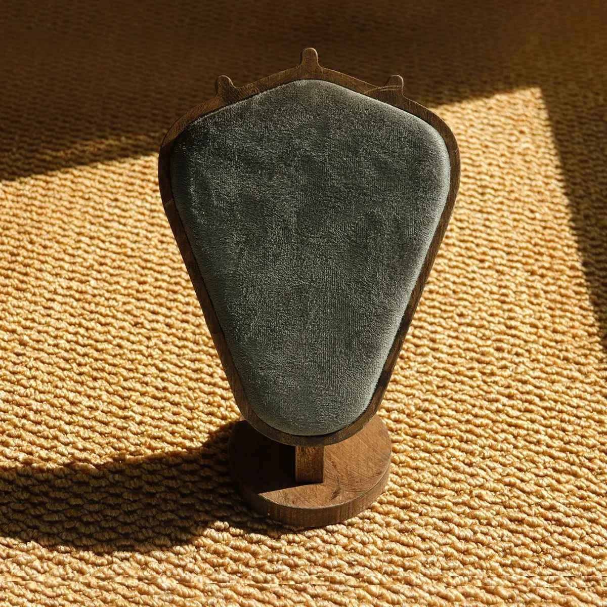 Présentoir collier bois faux daim vert 21cm