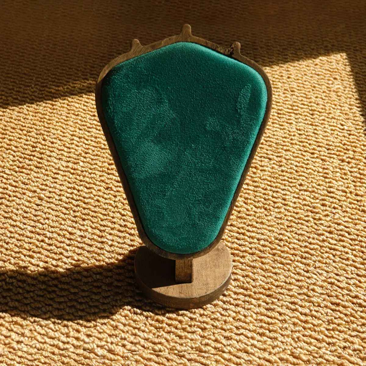 Présentoir collier bois faux daim vert émeraude 21cm