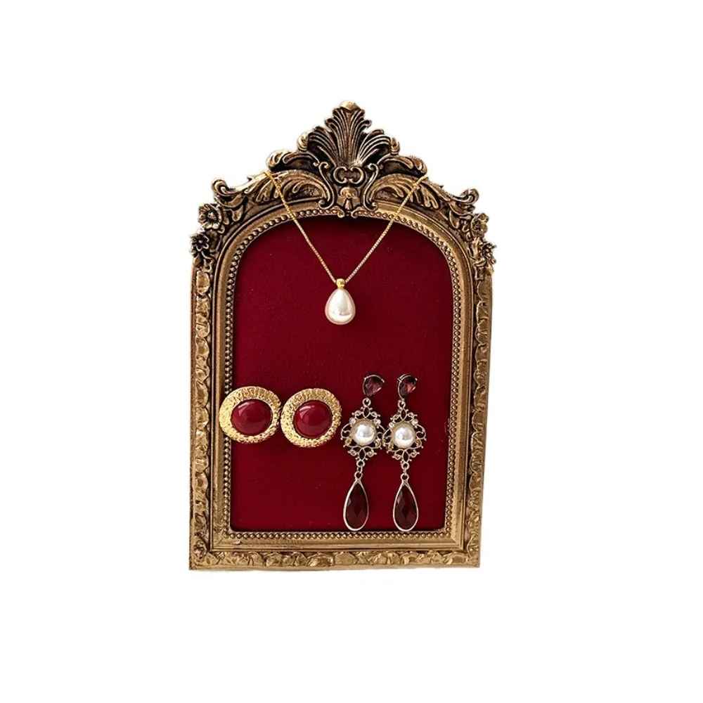 Présentoir collier ancien rouge cadre doré 19cm