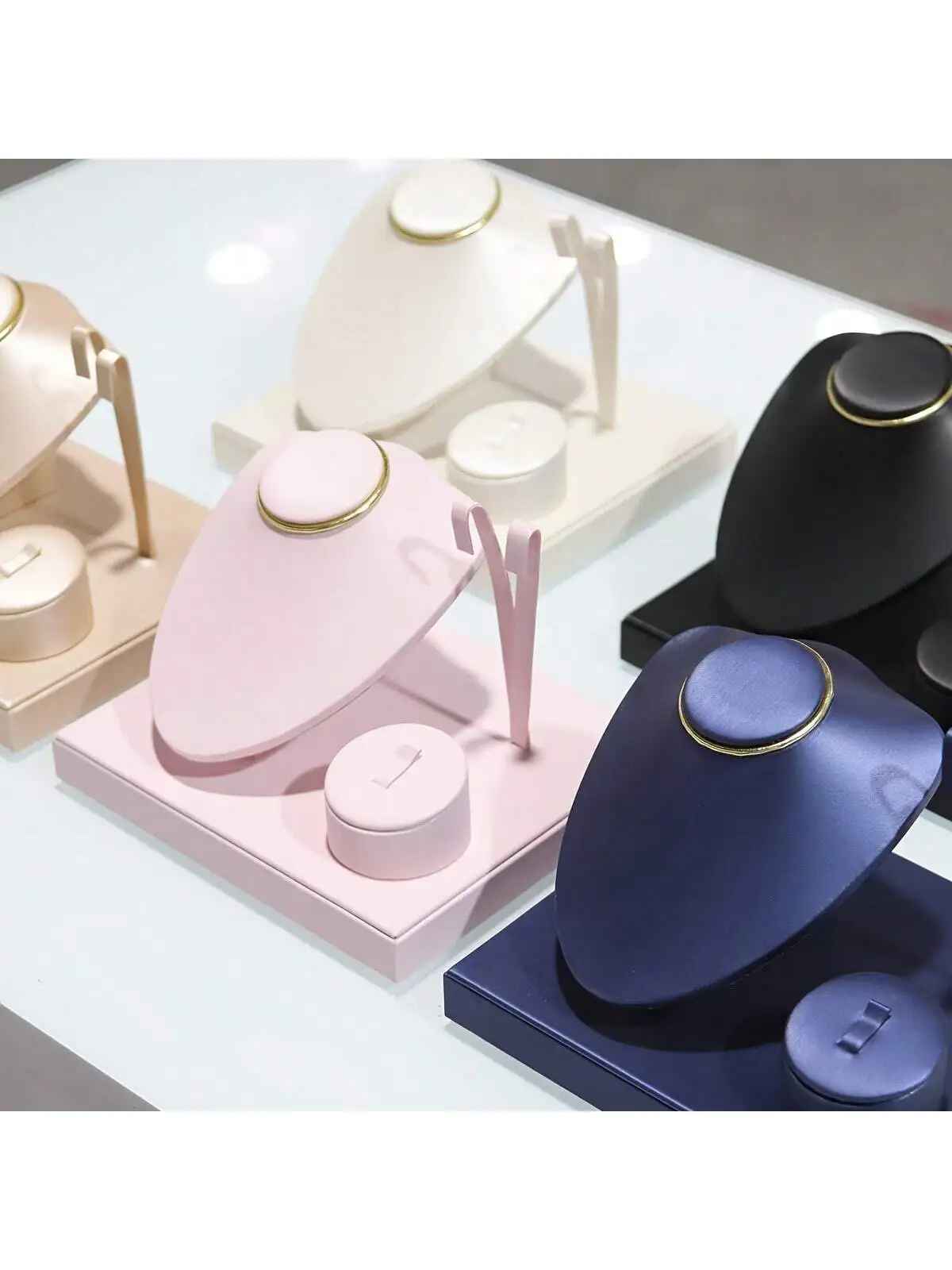 Présentoir collier vitrine cuir