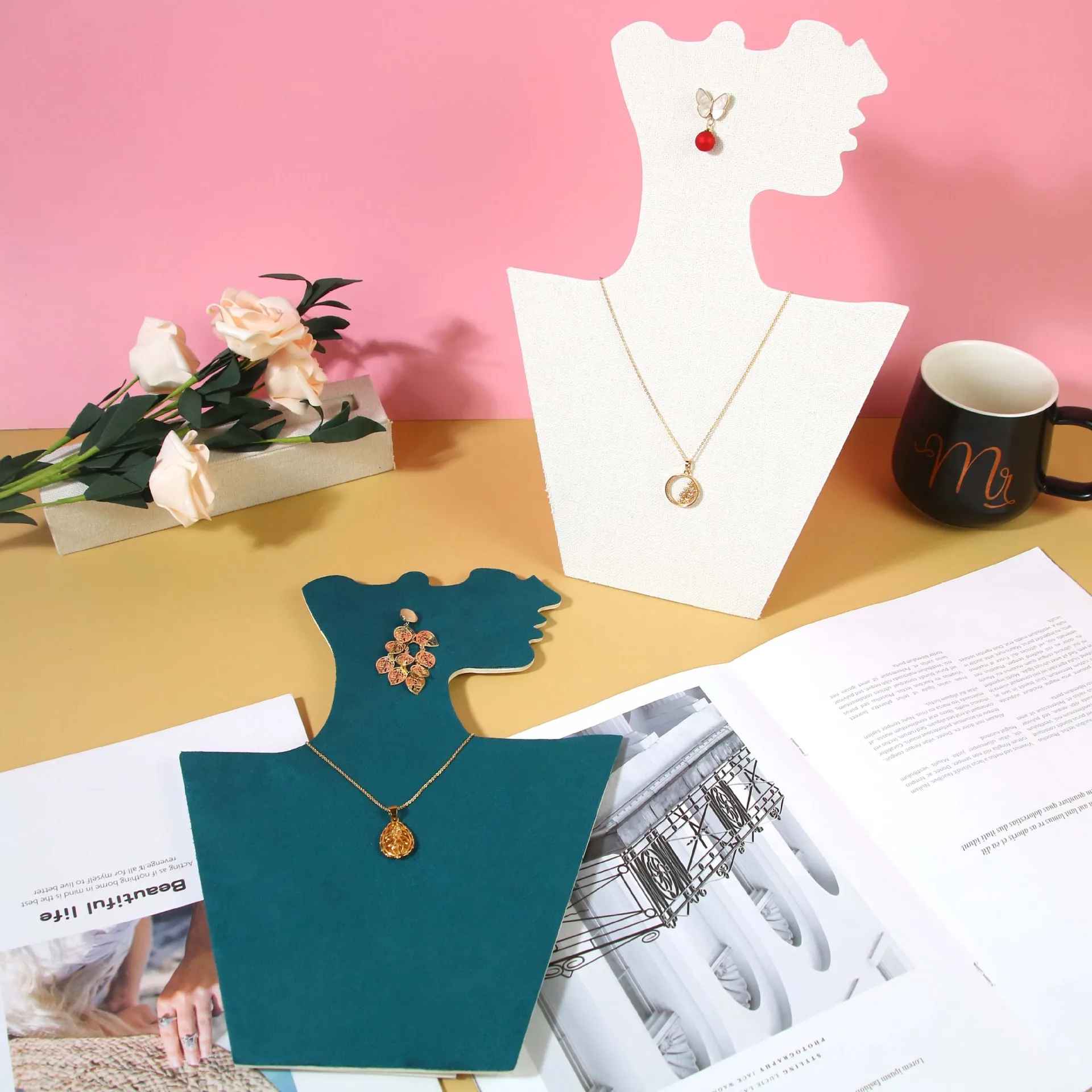 Présentoir Collier &amp; Boucles d’Oreilles Silhouette Féminine en Flanelle Blanc Cassé (30 × 21 cm)