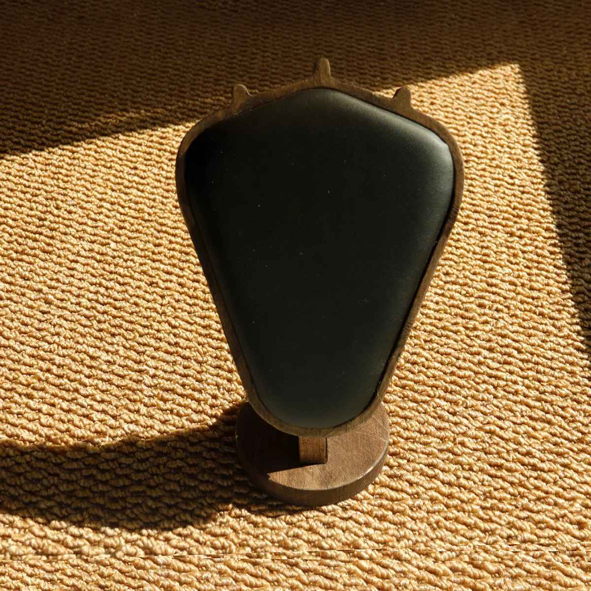 Présentoir collier bois simili cuir noir 21cm