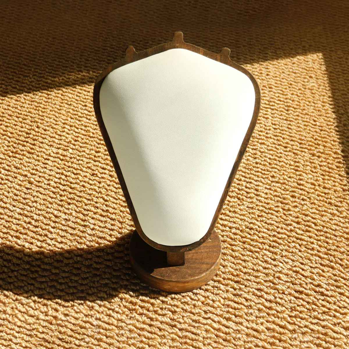Présentoir collier bois faux daim blanc 21cm