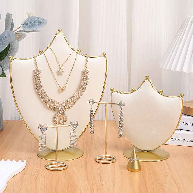 résentoir à Bijoux Design en Velours beige & Métal Doré – Forme Bouclier Royal