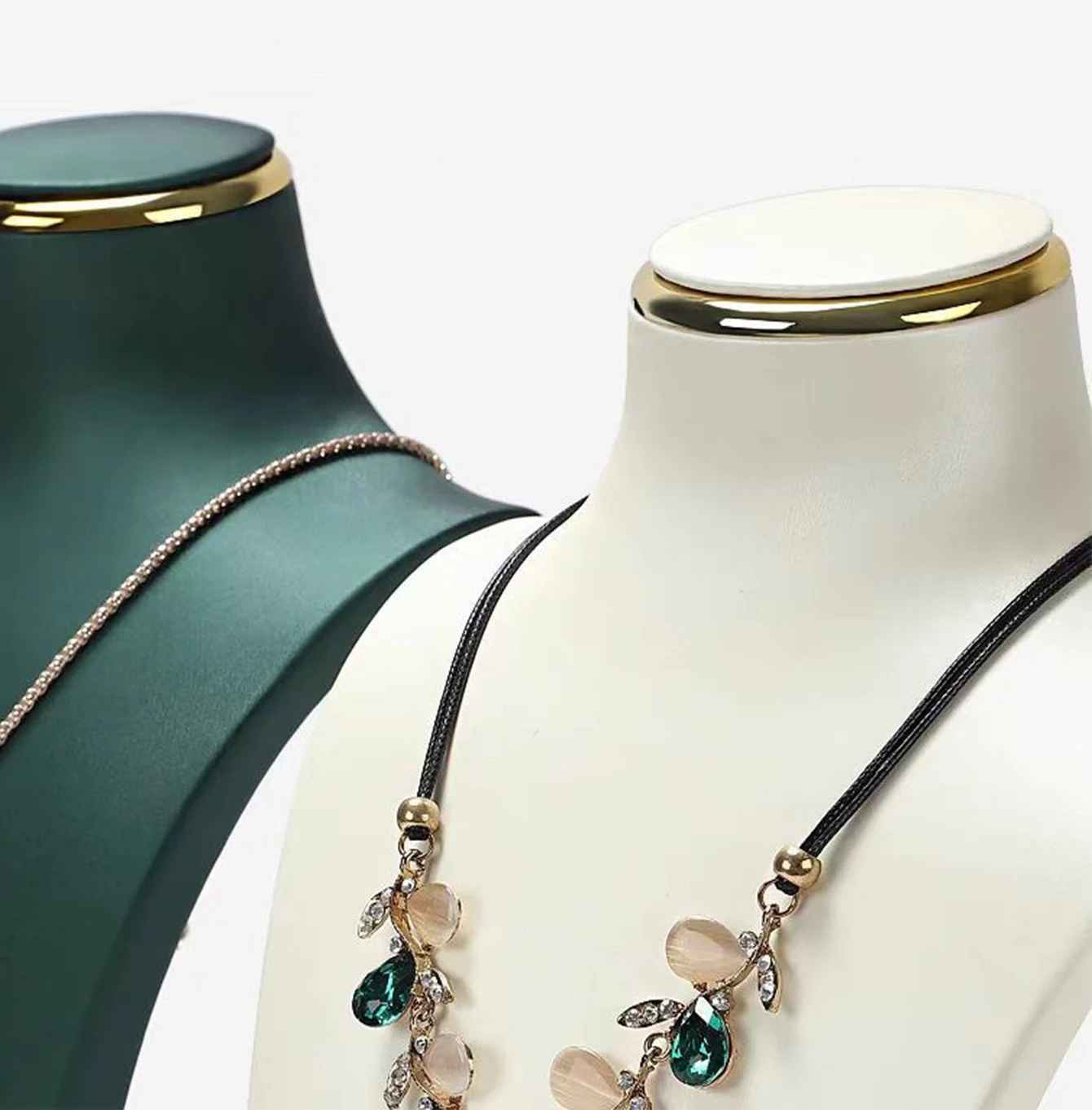 Présentoir collier luxe cuir