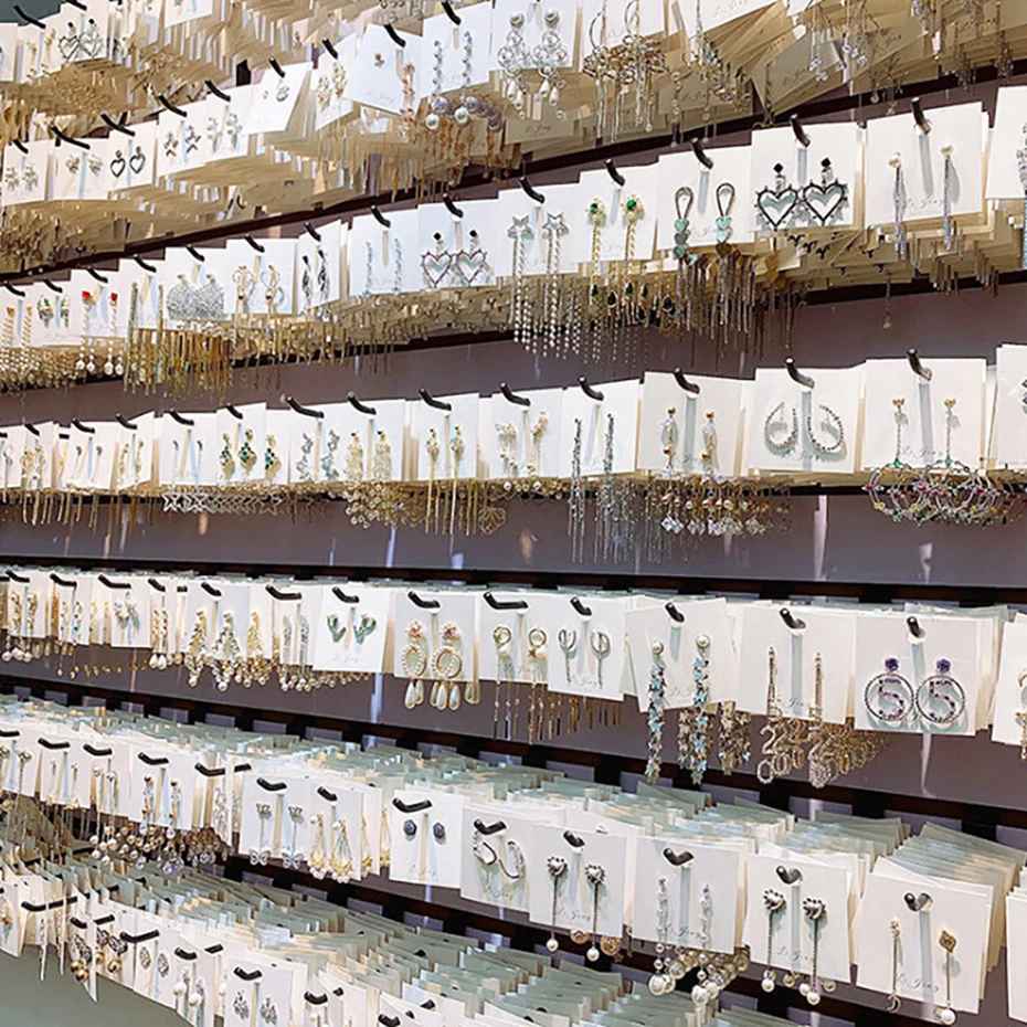 Présentoirs Colliers muraux métal chromé clair