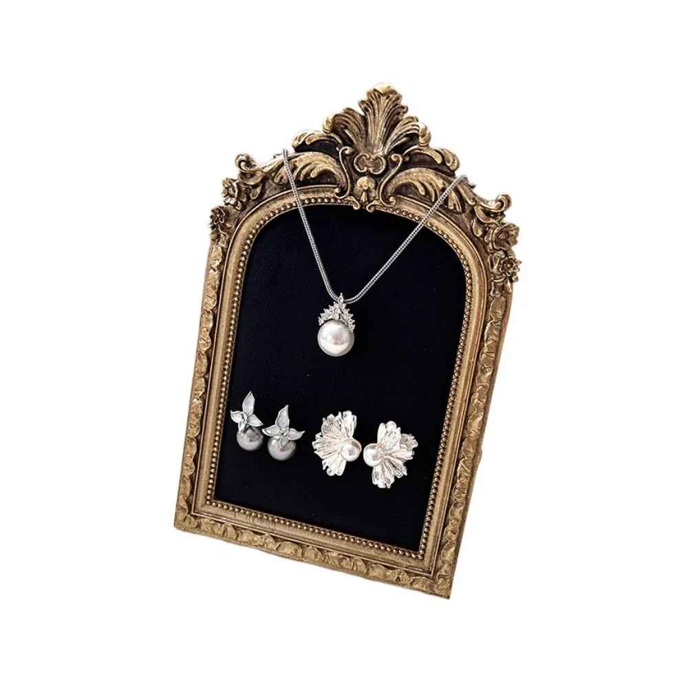 Présentoir collier ancien noir cadre doré 19cm