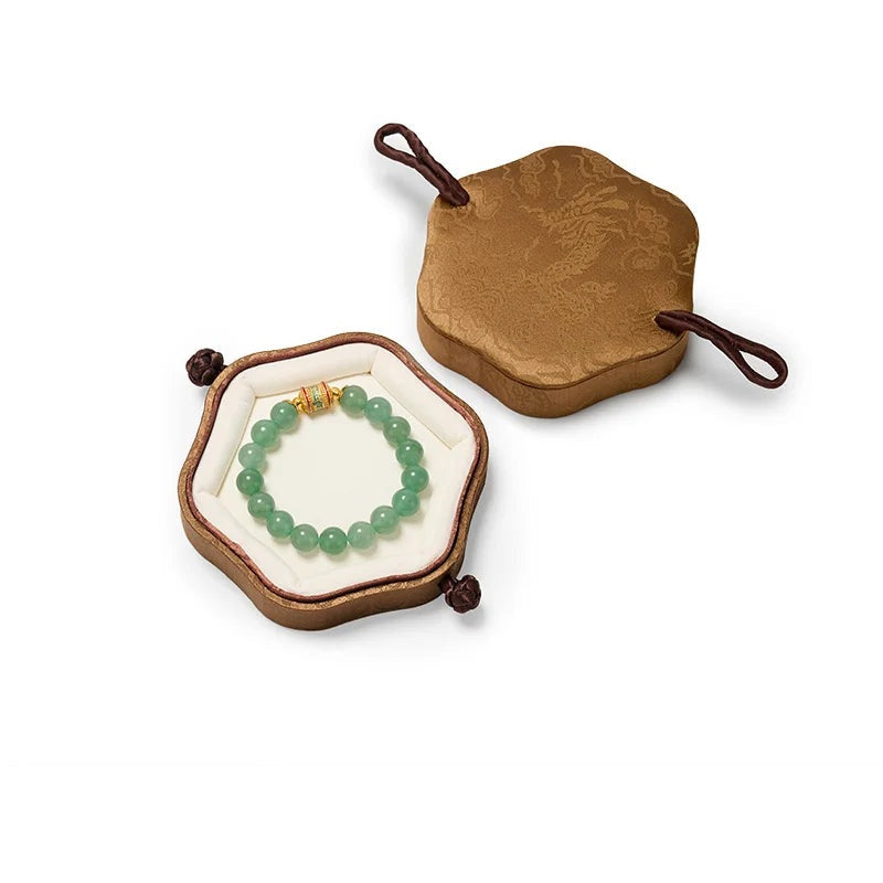 Écrin hexagonal dragon – coloris café ouvert avec un bracelet sur fond blanc
