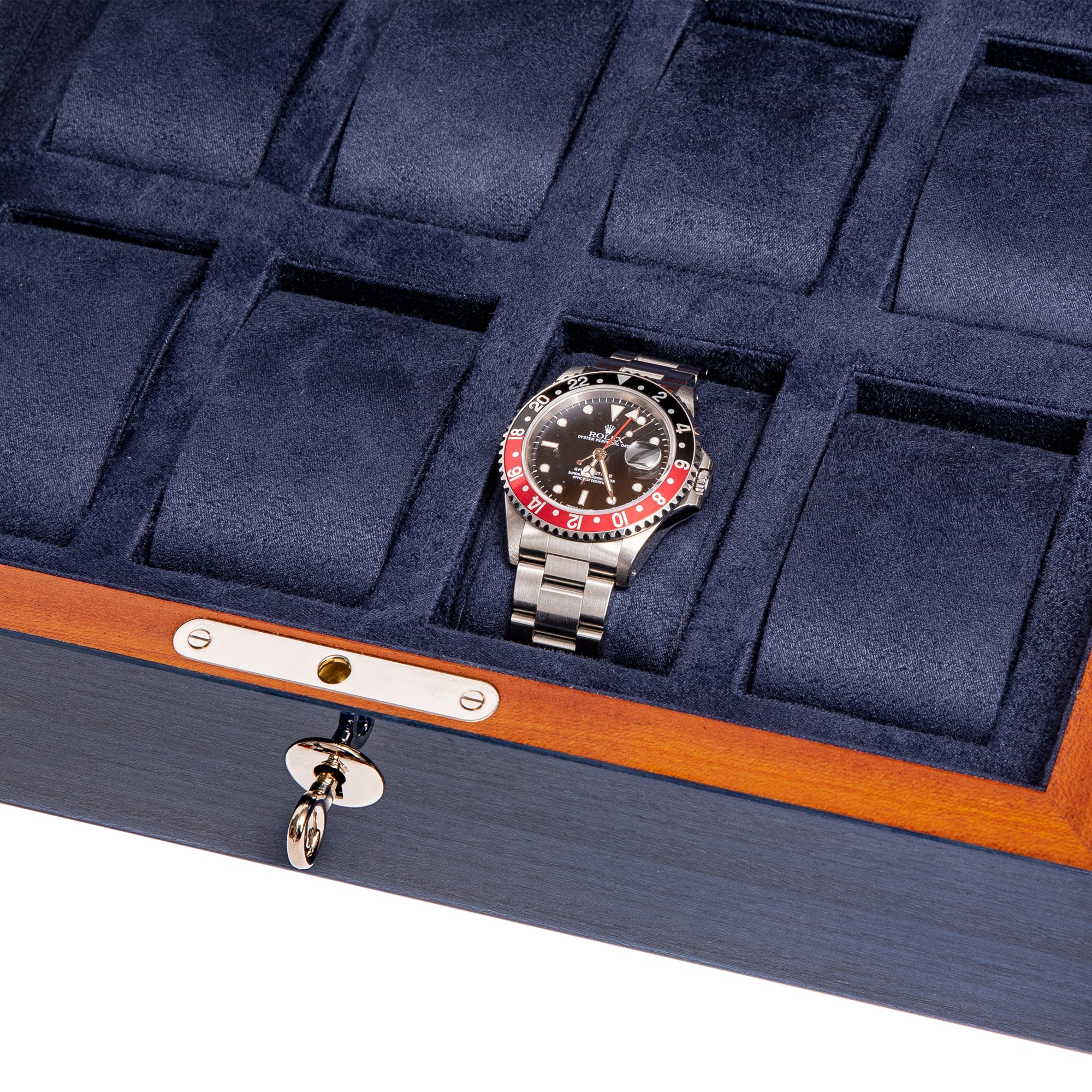 https://cdn.shopify.com/s/files/1/0793/1897/4808/files/Blue_Eight_Watch_Box_Detail_1_c5f28c2a-417b-4b36-a6e7-d495a1245ca1.jpg?v=1720257495
