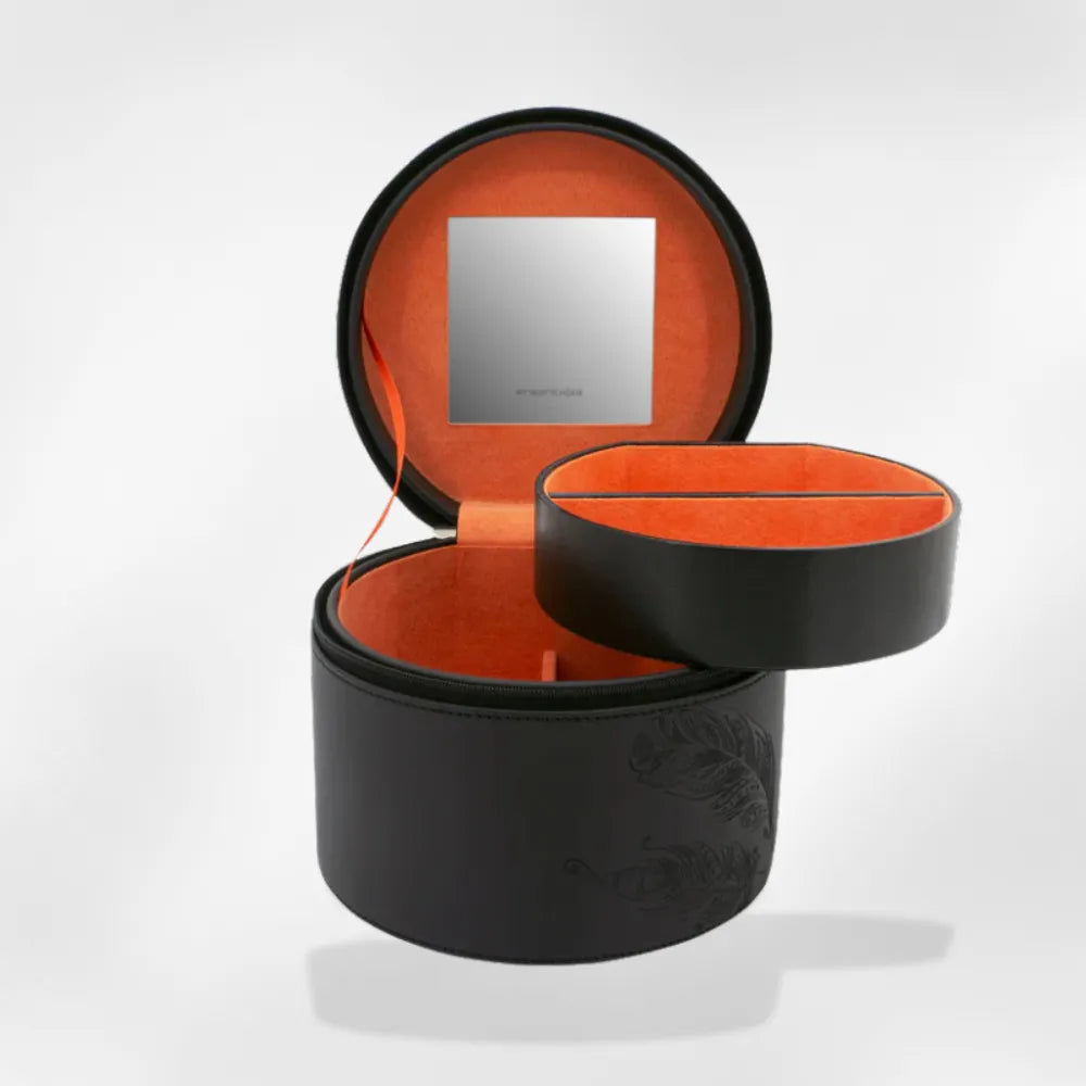 https://cdn.shopify.com/s/files/1/0889/8084/8989/files/Bo_te_Bijoux_Ronde-RoyalCoffer_2-noir.webp?v=1760188438