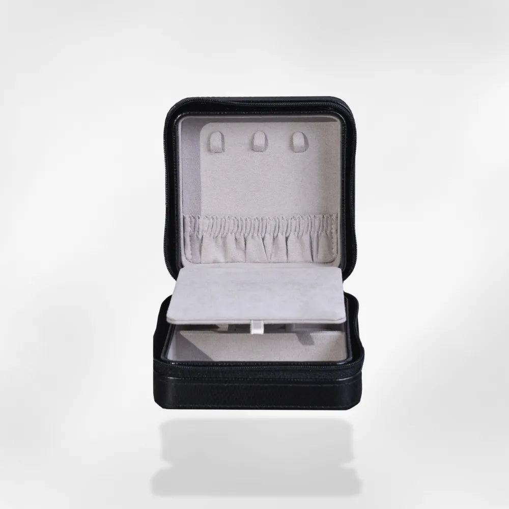 https://cdn.shopify.com/s/files/1/0889/8084/8989/files/Bo_te_Bijoux_de_Voyage_avec_Miroir_RoyalCoffer_34567.webp?v=1751719297