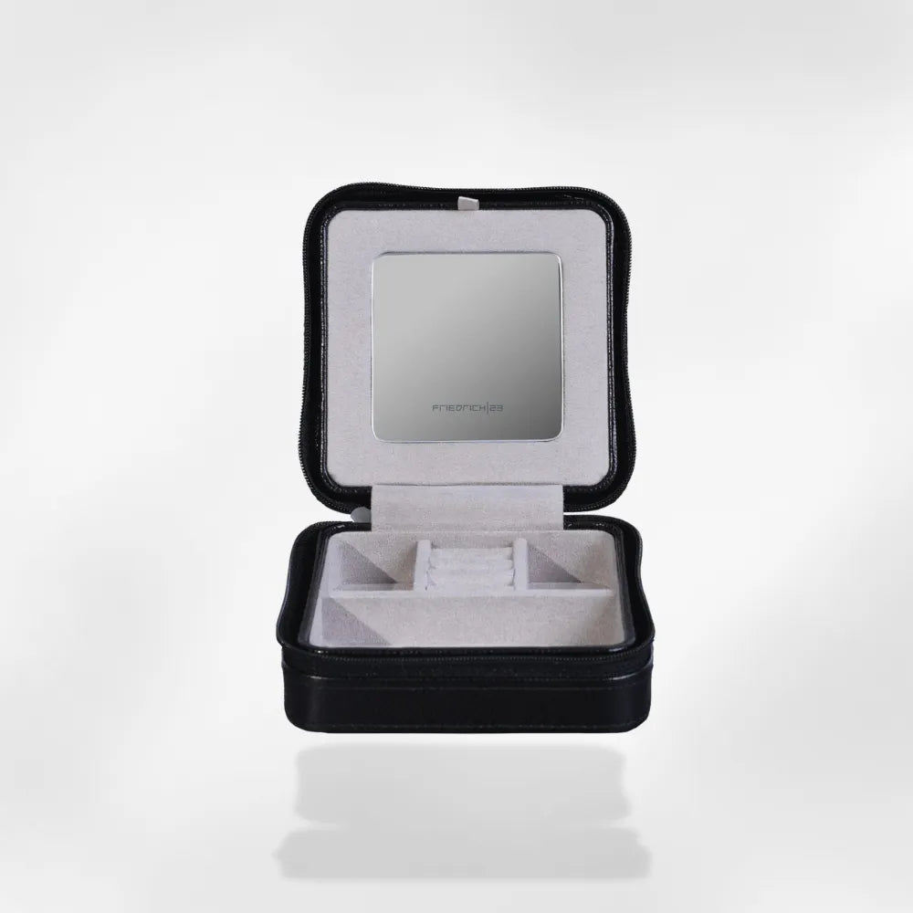 https://cdn.shopify.com/s/files/1/0889/8084/8989/files/Bo_te_Bijoux_de_Voyage_avec_Miroir_RoyalCoffer_3456.webp?v=1751719288