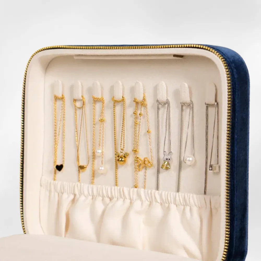 https://cdn.shopify.com/s/files/1/0889/8084/8989/files/Bo_te_pour_ranger_les_bijoux_RoyalCoffer_1.webp?v=1754568986