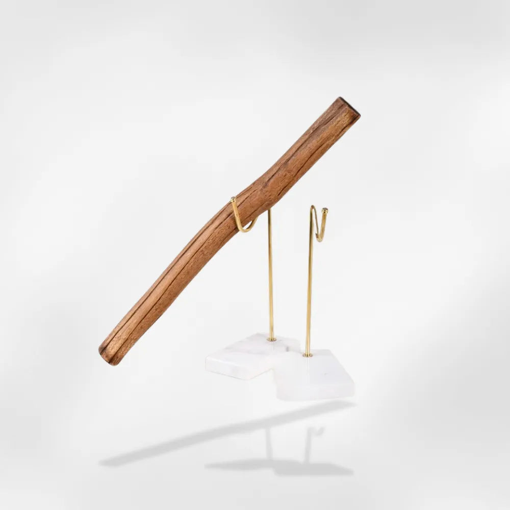 https://cdn.shopify.com/s/files/1/0889/8084/8989/files/Bois_Flott_Pr_sentoir_Bracelet_RoyalCoffer_3.webp?v=1759411684