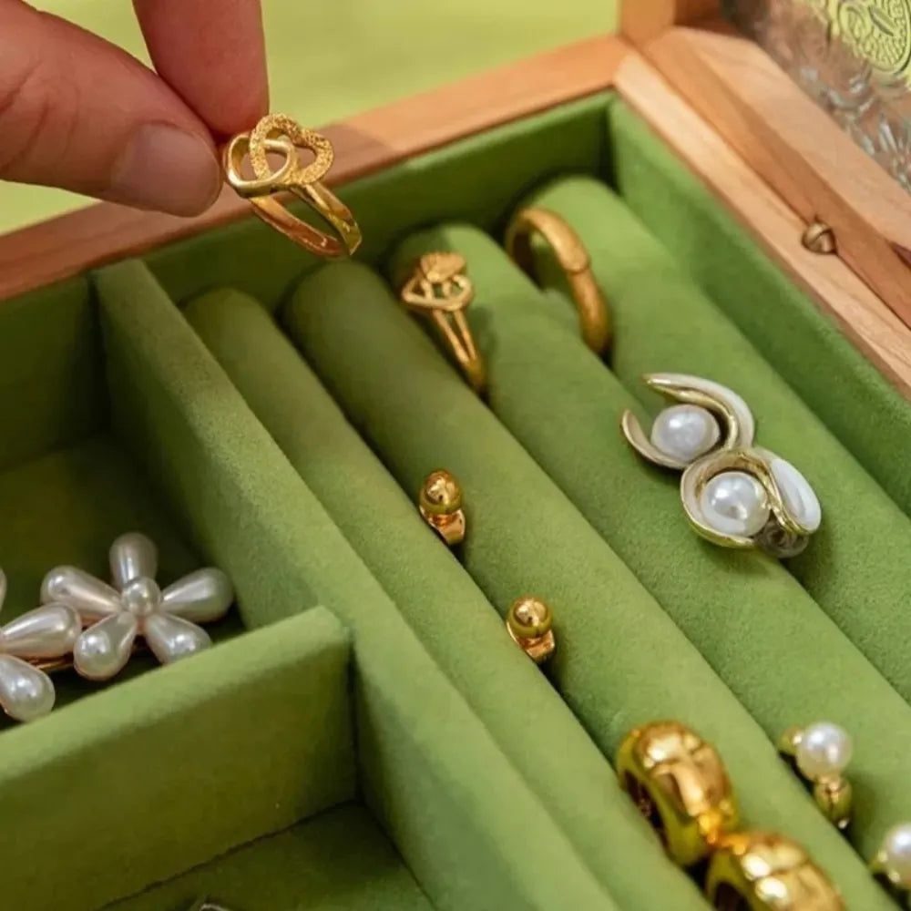 https://cdn.shopify.com/s/files/1/0889/8084/8989/files/Boite_a_Bijoux_en_Bois_et_verre_2.webp?v=1770398209