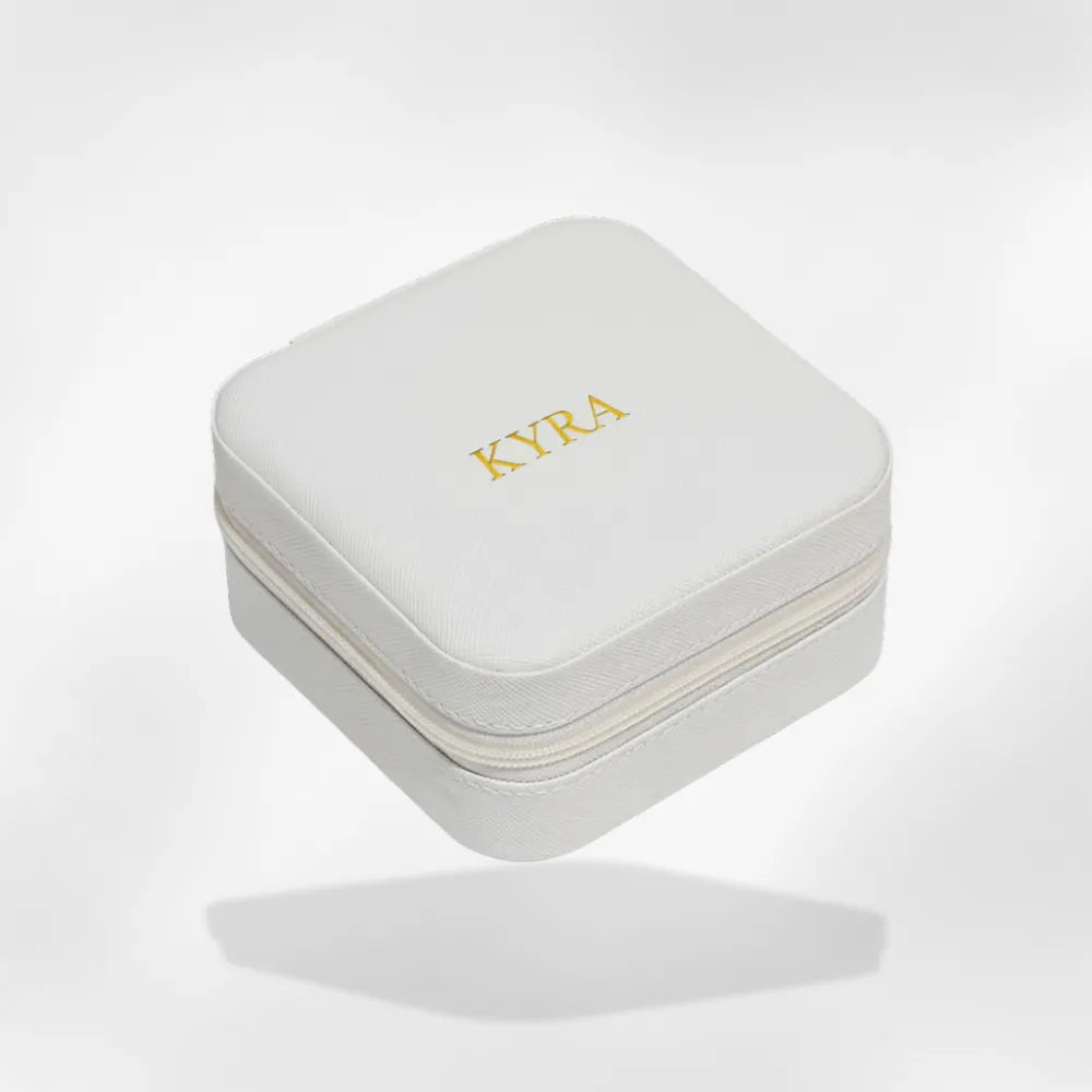 https://cdn.shopify.com/s/files/1/0889/8084/8989/files/Boite_bijoux_bapt_me_dition_personnalisable_3.webp?v=1758922354