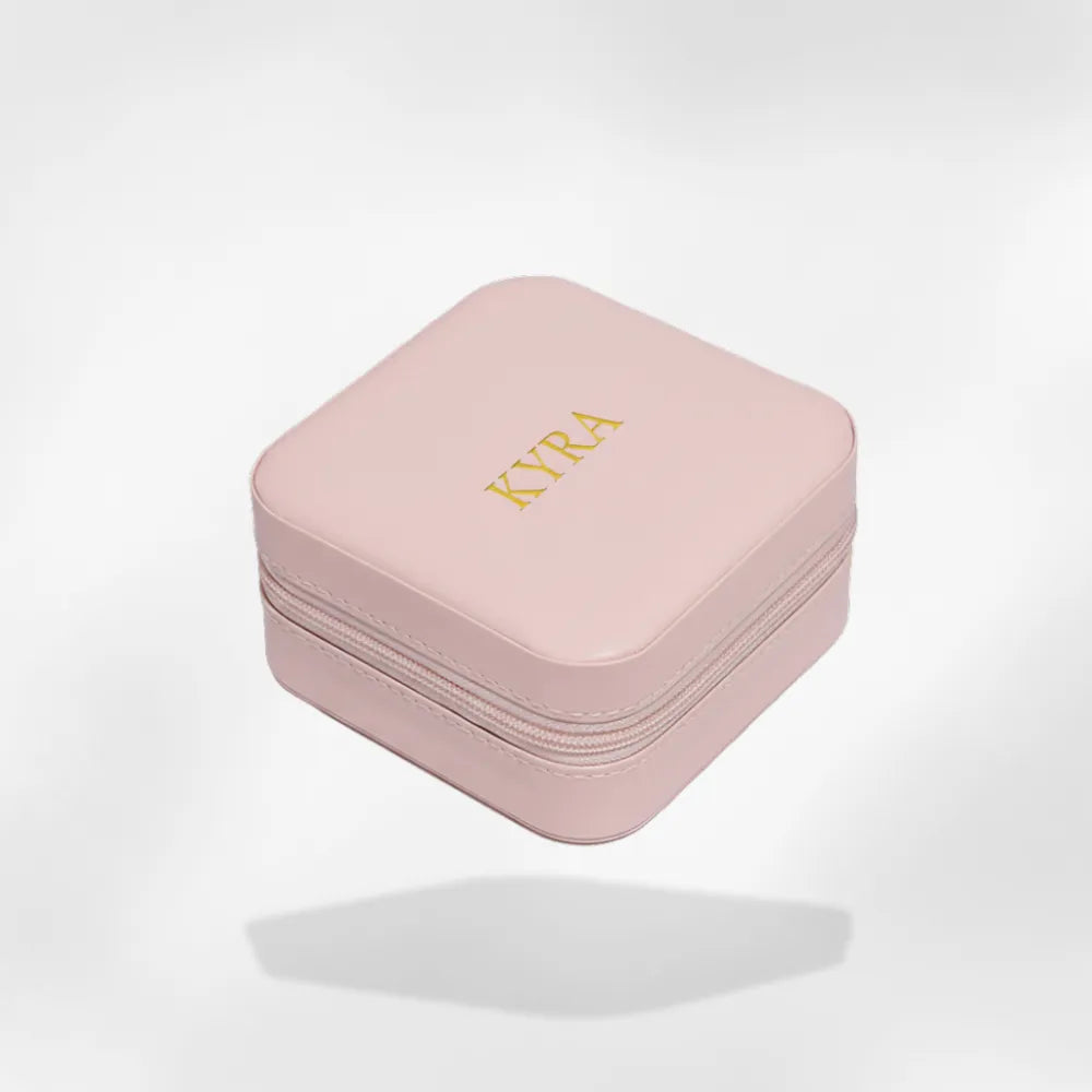 https://cdn.shopify.com/s/files/1/0889/8084/8989/files/Boite_bijoux_bapt_me_dition_personnalisable_4.webp?v=1758922370