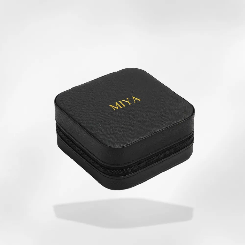 https://cdn.shopify.com/s/files/1/0889/8084/8989/files/Boite_bijoux_bapt_me_dition_personnalisable_5.webp?v=1758922377