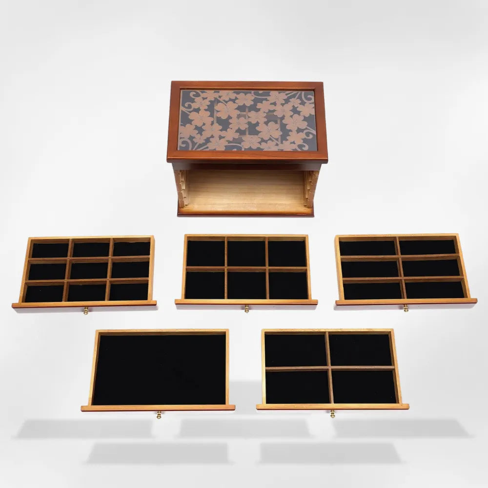 https://cdn.shopify.com/s/files/1/0889/8084/8989/files/Coffret_Bijoux_en_bois_ancien_RoyalCoffer_4.webp?v=1758037988