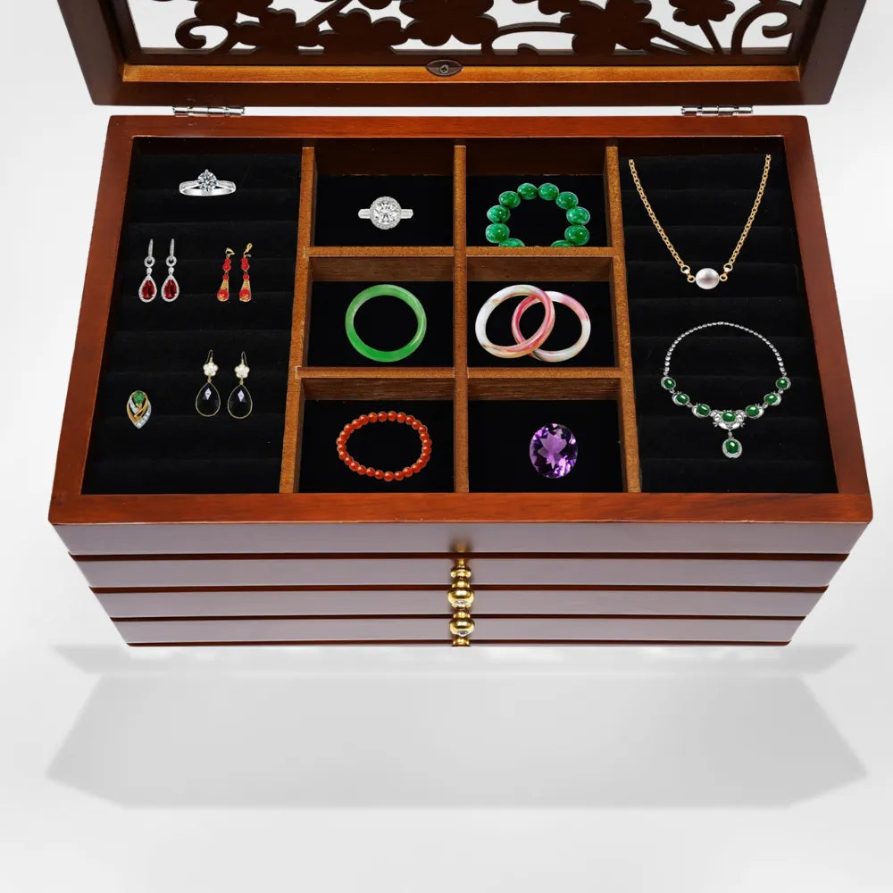 https://cdn.shopify.com/s/files/1/0889/8084/8989/files/Coffret_Bijoux_en_bois_ancien_RoyalCoffer_5.webp?v=1758037998