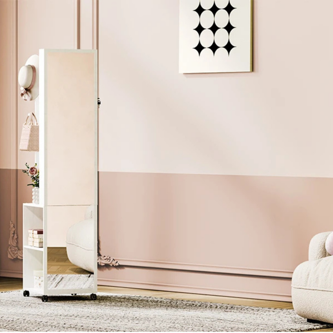 Armoire à bijoux miroir sur roulettes blanche dans une chambre rose, vue de côté
