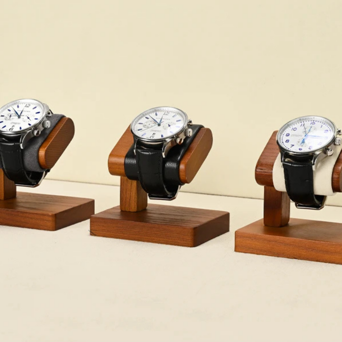Présentoir montre japonais – trois supports alignés avec montres