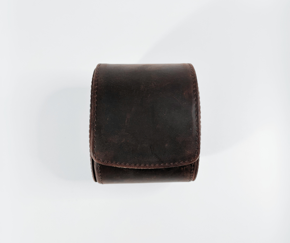 https://cdn.shopify.com/s/files/1/0774/4372/7708/files/Etui_Cuir_Tradition_serie_1_-_1.png?v=1771350653