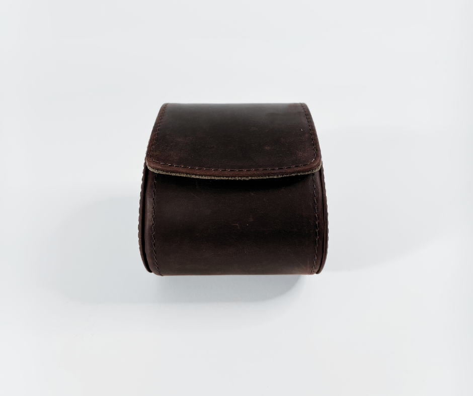 https://cdn.shopify.com/s/files/1/0774/4372/7708/files/Etui_Cuir_Tradition_serie_1_-_2.png?v=1771350653