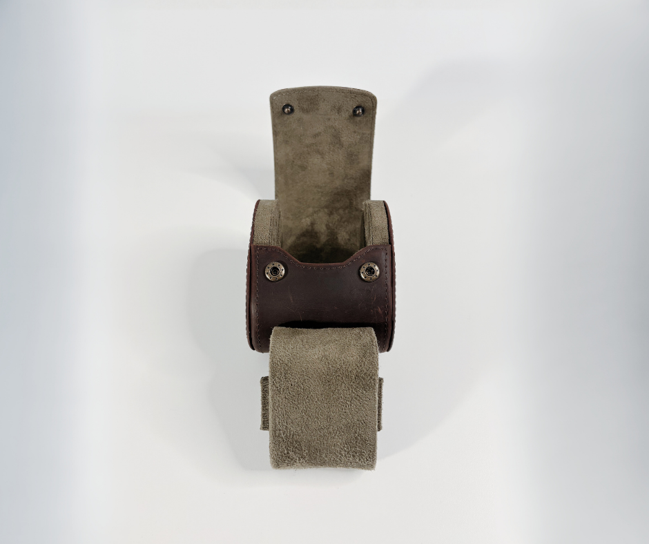 https://cdn.shopify.com/s/files/1/0774/4372/7708/files/Etui_Cuir_Tradition_serie_1_-_4.png?v=1771350653