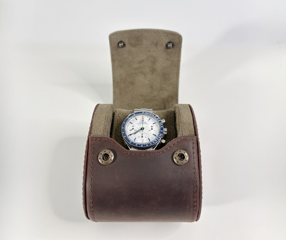 https://cdn.shopify.com/s/files/1/0774/4372/7708/files/Etui_Cuir_Tradition_serie_1_-_5.png?v=1771350653