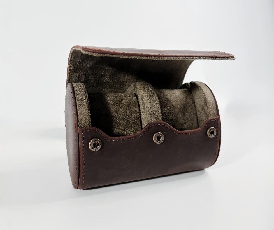 https://cdn.shopify.com/s/files/1/0774/4372/7708/files/Etui_Cuir_Tradition_serie_2_-_1.png?v=1771350590