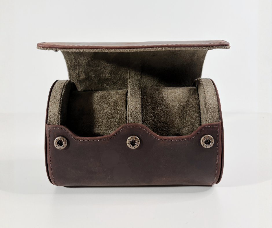 https://cdn.shopify.com/s/files/1/0774/4372/7708/files/Etui_Cuir_Tradition_serie_2_-_2.png?v=1771350590