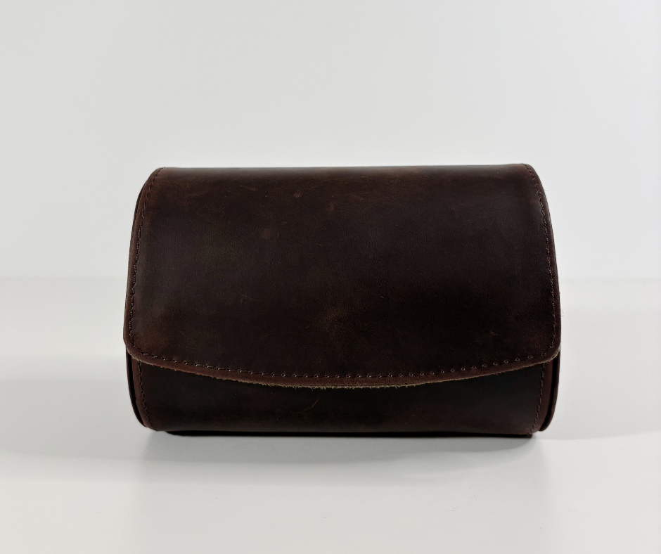 https://cdn.shopify.com/s/files/1/0774/4372/7708/files/Etui_Cuir_Tradition_serie_2_-_3.png?v=1771350590