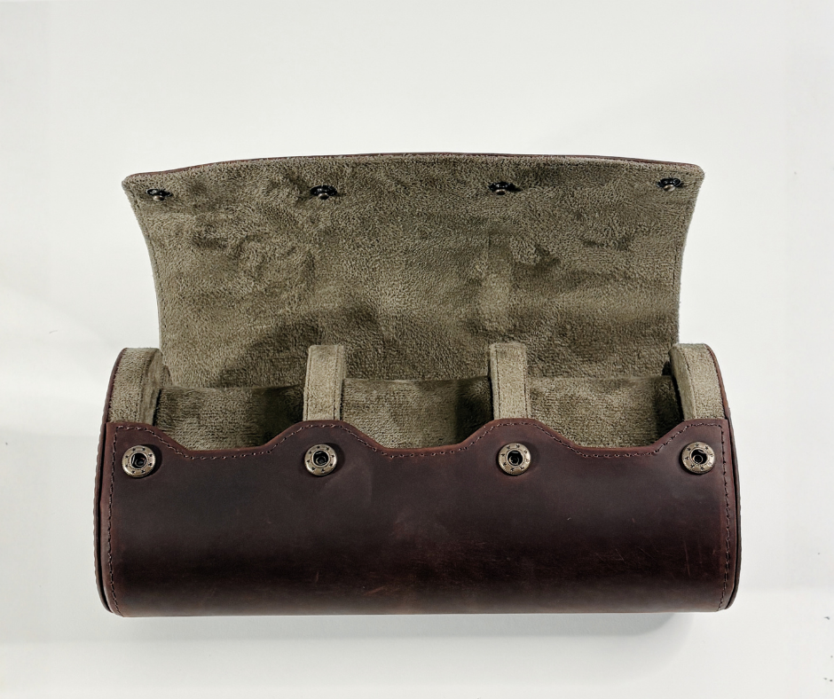 https://cdn.shopify.com/s/files/1/0774/4372/7708/files/Etui_Cuir_Tradition_serie_3_-_1.png?v=1771350574