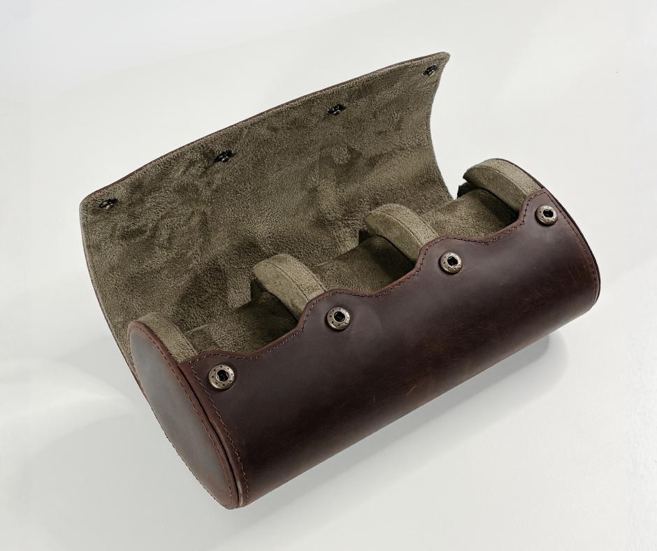 https://cdn.shopify.com/s/files/1/0774/4372/7708/files/Etui_Cuir_Tradition_serie_3_-_2.png?v=1771350574