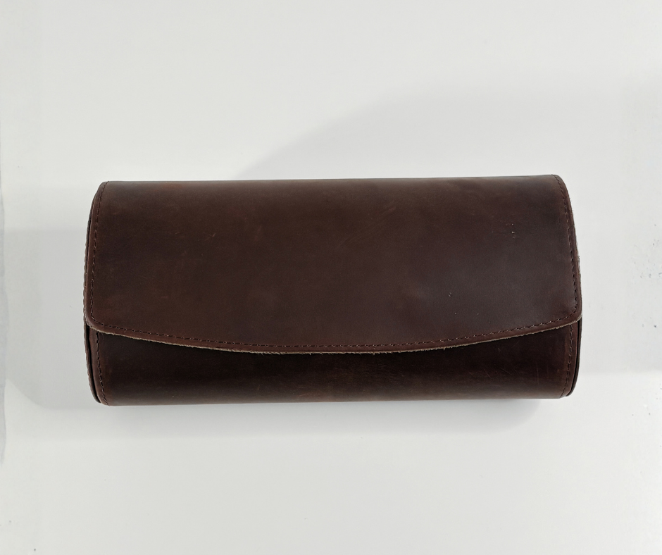 https://cdn.shopify.com/s/files/1/0774/4372/7708/files/Etui_Cuir_Tradition_serie_3_-_3.png?v=1771350574