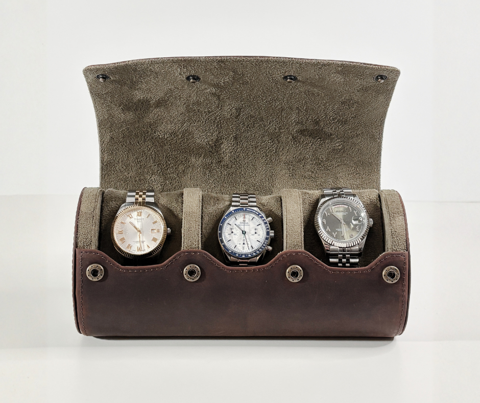 https://cdn.shopify.com/s/files/1/0774/4372/7708/files/Etui_Cuir_Tradition_serie_3_-_5.png?v=1771350574