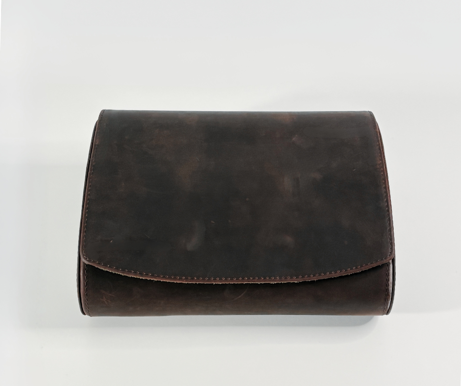 https://cdn.shopify.com/s/files/1/0774/4372/7708/files/Etui_Cuir_Tradition_serie_6_-_1.png?v=1771350605