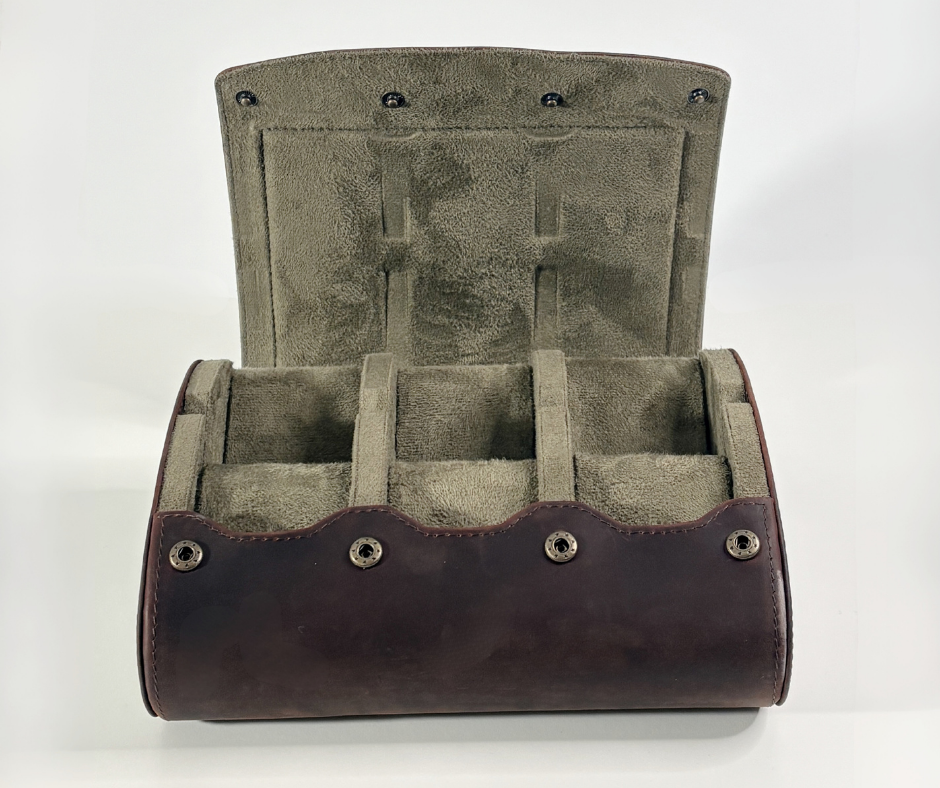 https://cdn.shopify.com/s/files/1/0774/4372/7708/files/Etui_Cuir_Tradition_serie_6_-_2.png?v=1771350605