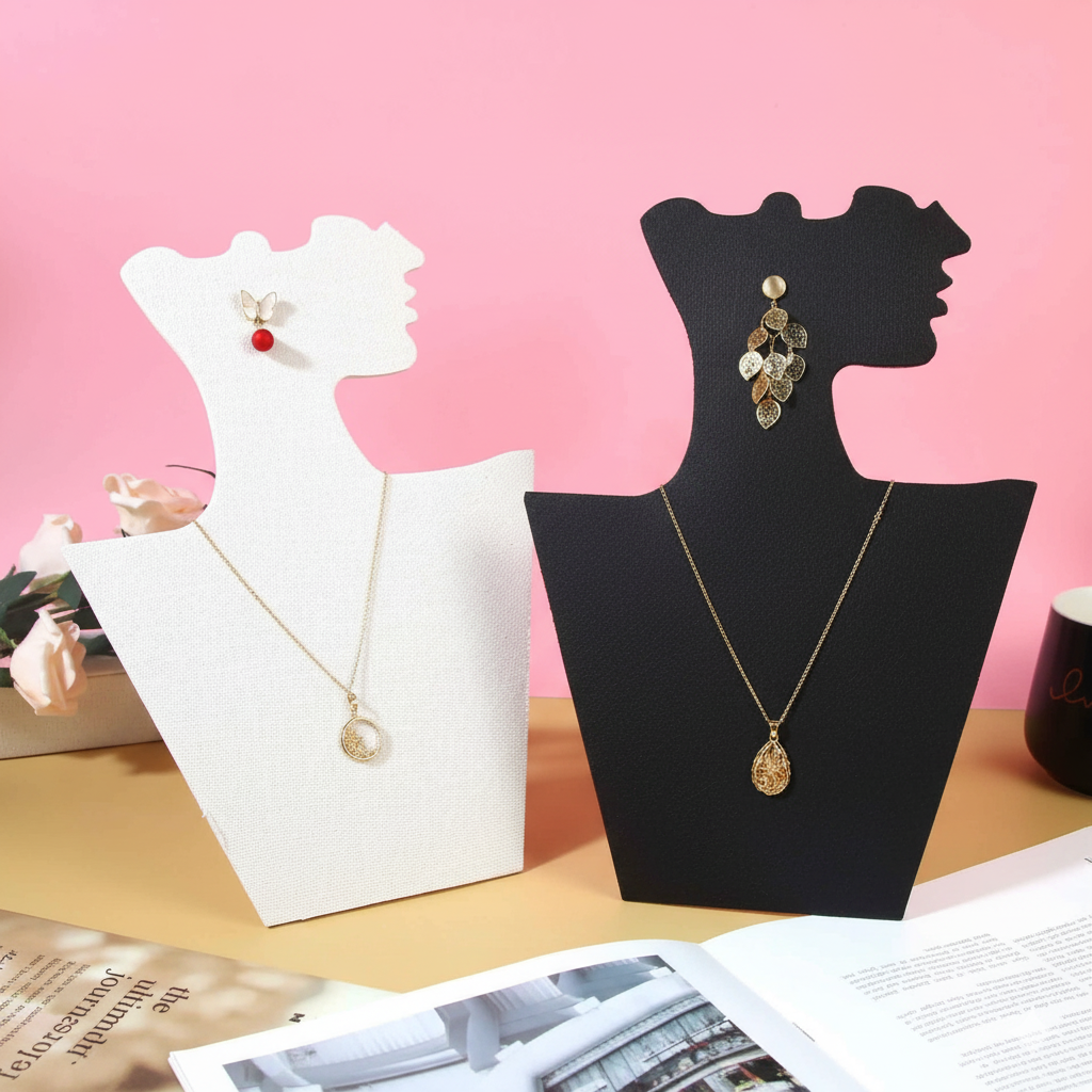 Présentoir Collier et Boucles d’Oreilles Silhouette Féminine en Flanelle Noire (30 × 21 cm)