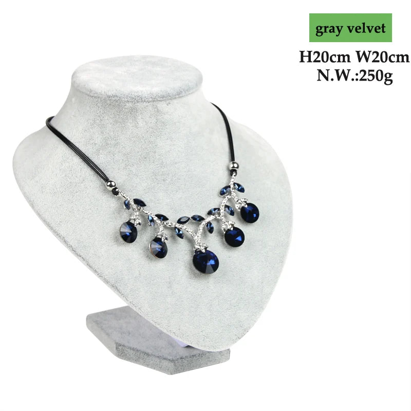 Buste Collier Velours Gris Clair