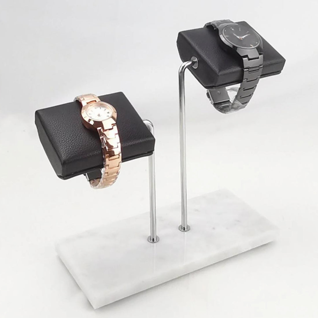 Présentoir montre double marbre – base rectangulaire en marbre blanc, coussins noirs, deux montres