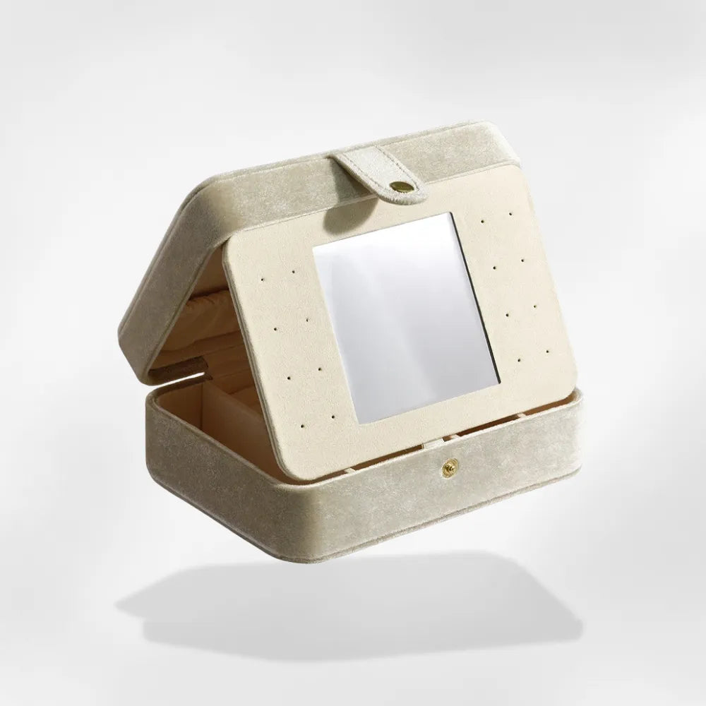 https://cdn.shopify.com/s/files/1/0889/8084/8989/files/Petite_Bo_te_Transport_Bijoux_blanc.webp?v=1754921883