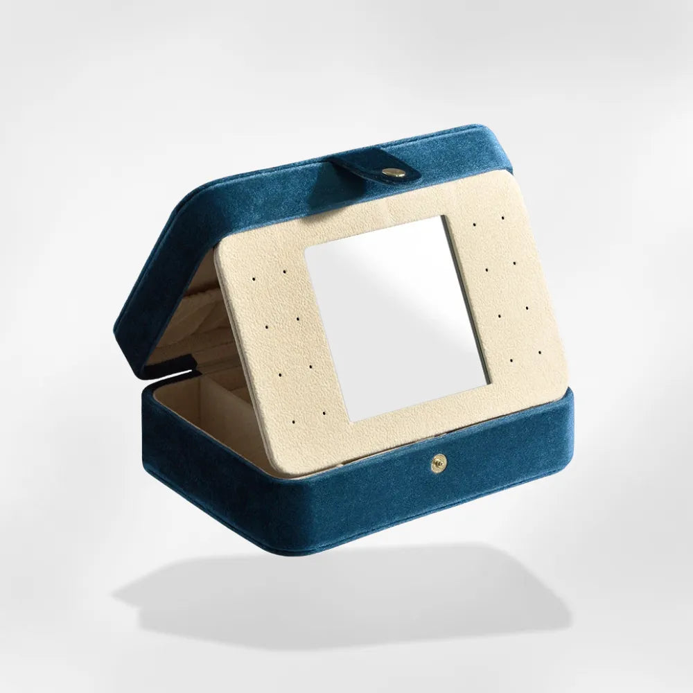 https://cdn.shopify.com/s/files/1/0889/8084/8989/files/Petite_Bo_te_Transport_Bijoux_bleu.webp?v=1754921883