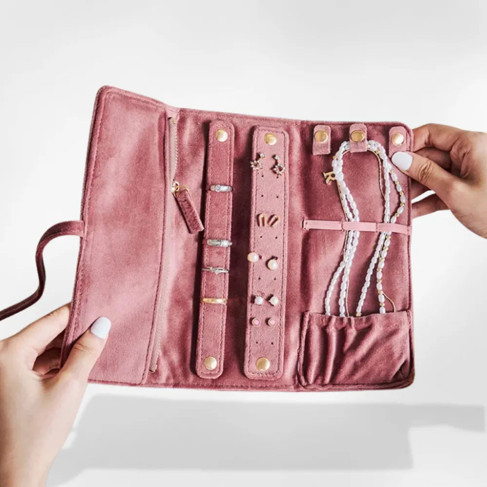 https://cdn.shopify.com/s/files/1/0889/8084/8989/files/Pochette_Bijoux_RoyalCoffer_2.webp?v=1758922731