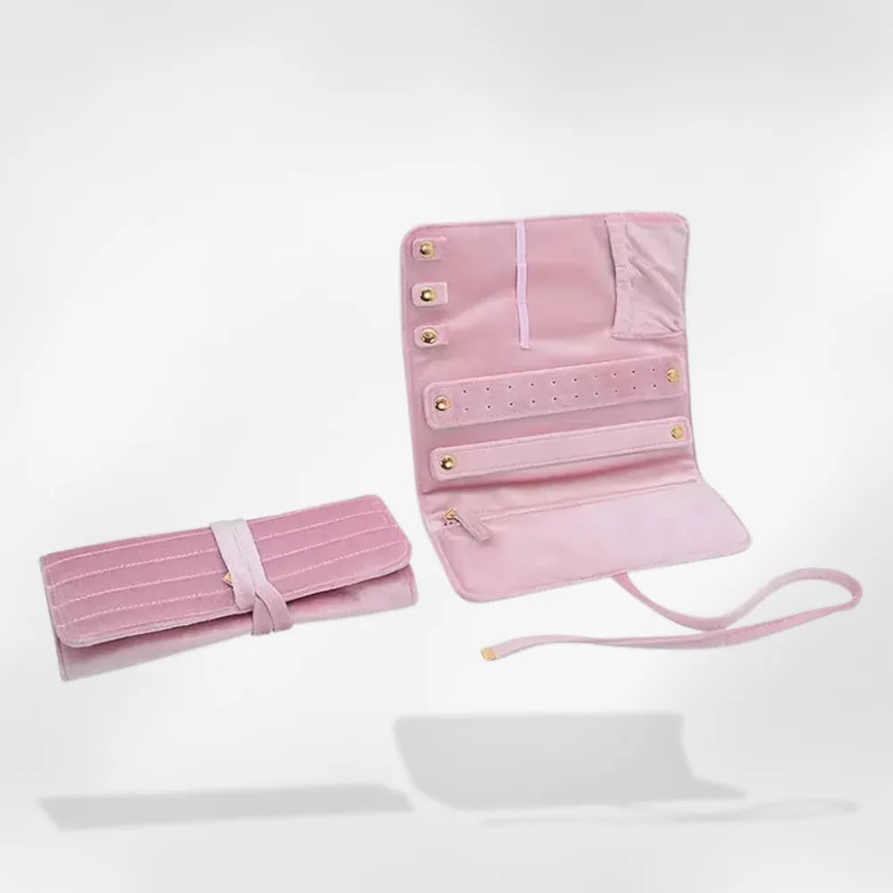 https://cdn.shopify.com/s/files/1/0889/8084/8989/files/Pochette_Bijoux_RoyalCoffer_3.webp?v=1758922731