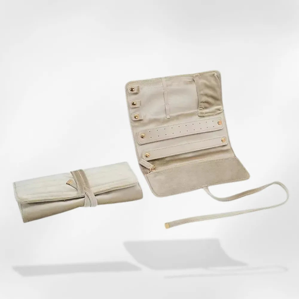 https://cdn.shopify.com/s/files/1/0889/8084/8989/files/Pochette_Bijoux_RoyalCoffer_4.webp?v=1758922731