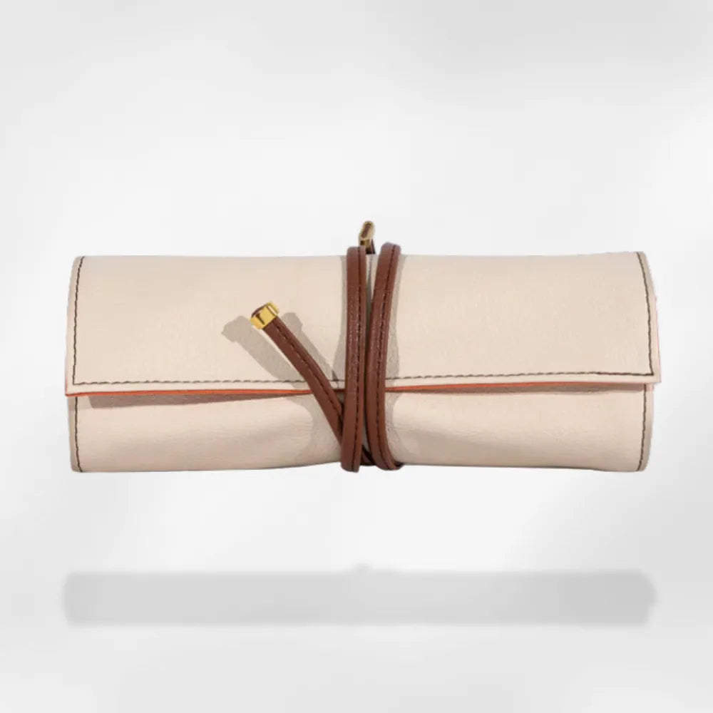 https://cdn.shopify.com/s/files/1/0889/8084/8989/files/Pochette_Bijoux_Voyage_Cuir_RoyalCoffer_8.webp?v=1751667981